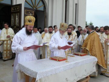 Mii de credincioși au participat la slujba de sfințire a Catedralei „Învierea Domnului”