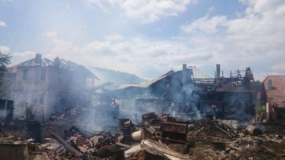 Pompierii, puși la grea încercare de un incendiu extins la patru gospodării