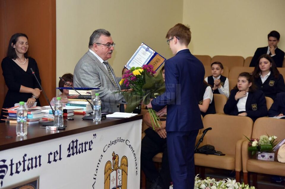 Diploma și Placheta de onoare, cea mai înaltă distincție a Colegiului „Ștefan cel Mare”, pentru doi elevi ai instituției