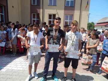Peste 200 de elevi au participat, la Liteni, la concursul de atletism „Viitorii Campioni”