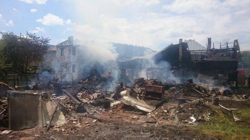 Pompierii, puși la grea încercare de un incendiu extins la patru gospodării