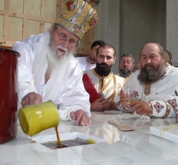 Mii de credincioși au participat la slujba de sfințire a Catedralei „Învierea Domnului”