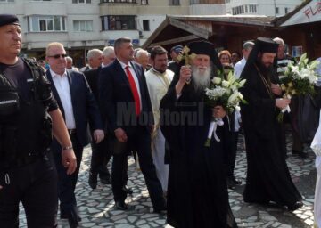 Mii de credincioși au participat la slujba de sfințire a Catedralei „Învierea Domnului”