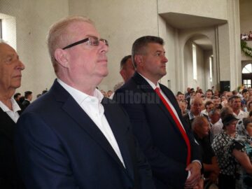 Mii de credincioși au participat la slujba de sfințire a Catedralei „Învierea Domnului”