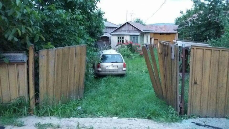 Un șofer beat a intrat cu mașina într-un stâlp și în curtea unei case. Foto Ionel Curcan