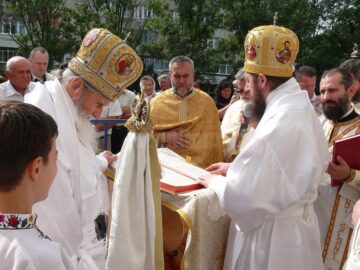 Mii de credincioși au participat la slujba de sfințire a Catedralei „Învierea Domnului”