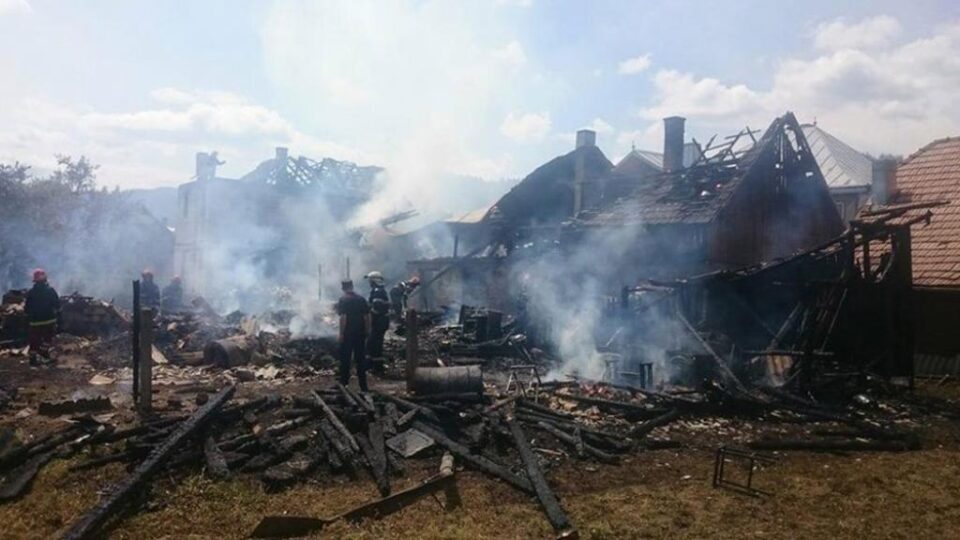 Pompierii, puși la grea încercare de un incendiu extins la patru gospodării