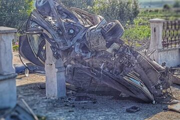 În urma impactului, autoturismul a acroșat un gard și s-a răsturnat pe cupolă