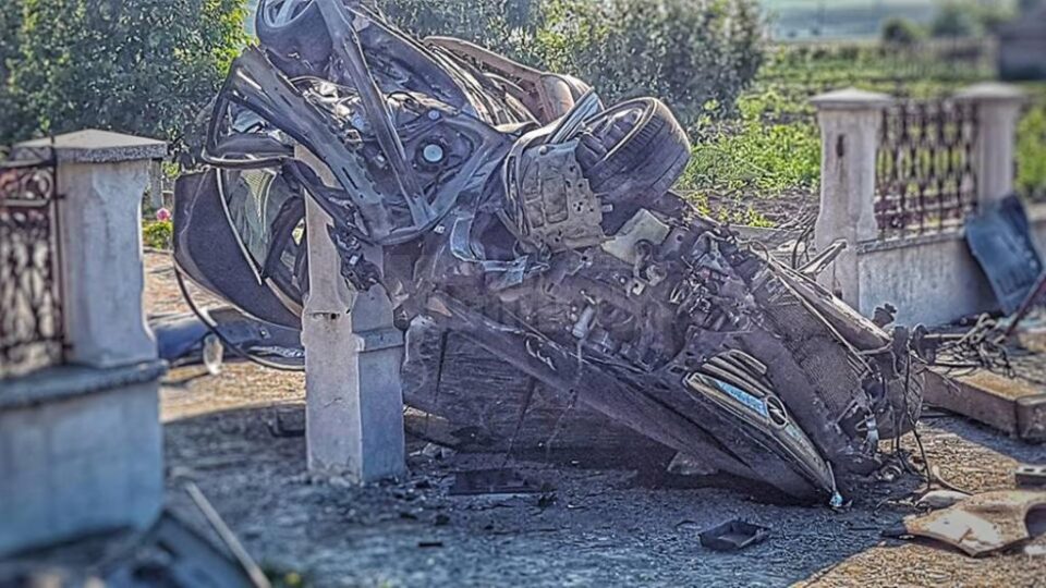 În urma impactului, autoturismul a acroșat un gard și s-a răsturnat pe cupolă