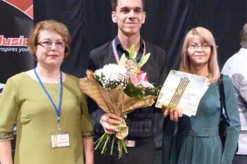 Câștigătorul Lirei de Aur, Cornelius Zirbo din București, în mijlocul organizatorilor festivalului național de la Suceava