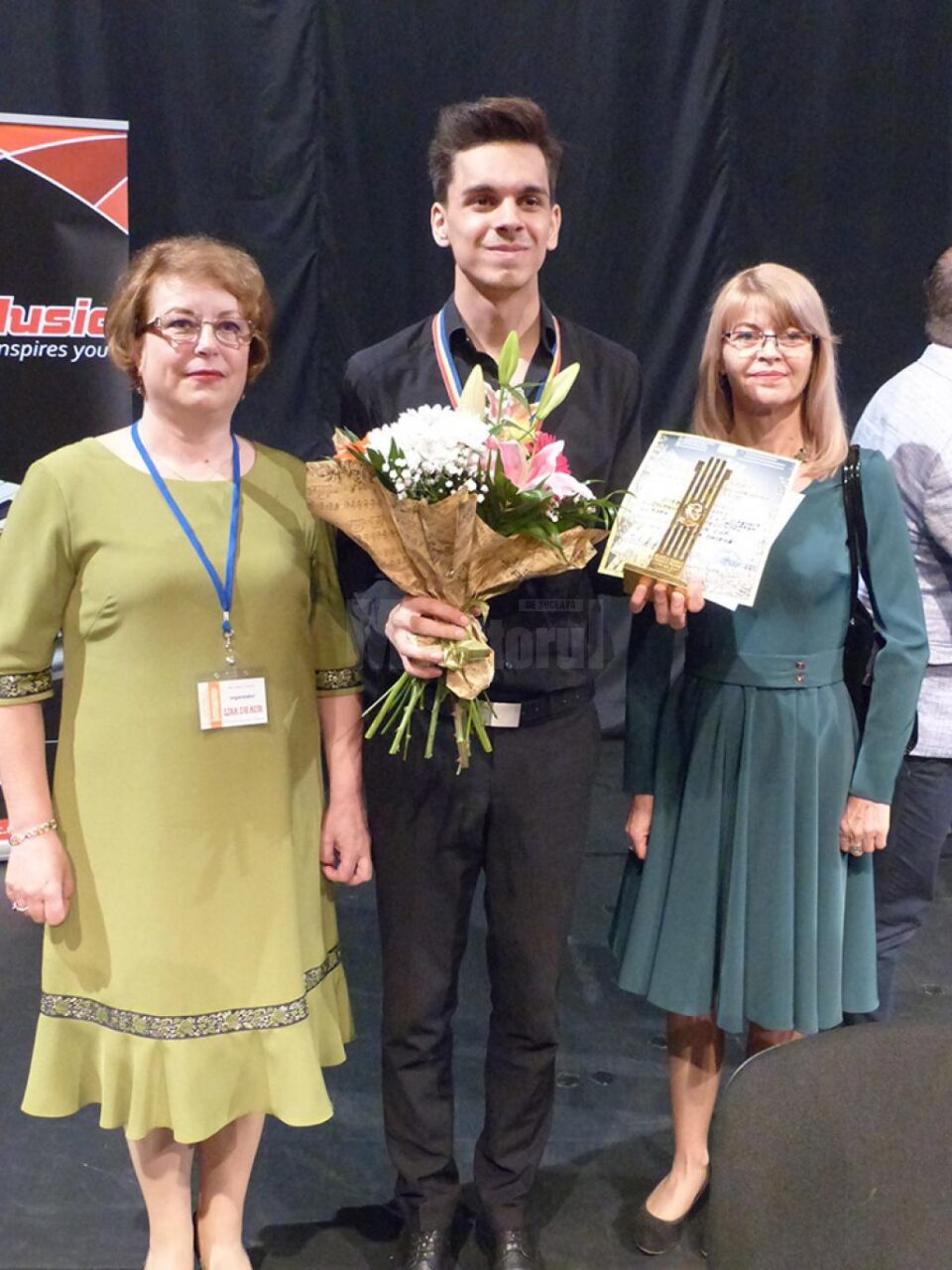 Câștigătorul Lirei de Aur, Cornelius Zirbo din București, în mijlocul organizatorilor festivalului național de la Suceava