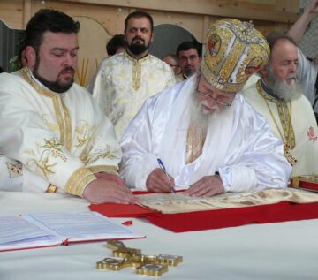 Mii de credincioși au participat la slujba de sfințire a Catedralei „Învierea Domnului”