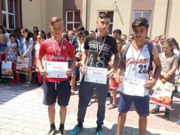 Peste 200 de elevi au participat, la Liteni, la concursul de atletism „Viitorii Campioni”