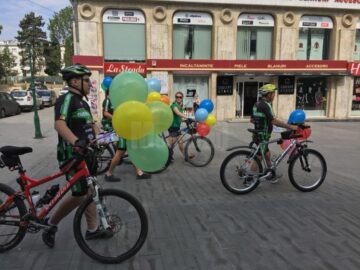 Bicicliștii au împărțit baloane colorate, în centrul Sucevei