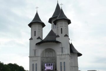 Peste 3.000 de credincioși au participat la slujba de sfințire a Catedralei „Învierea Domnului”
