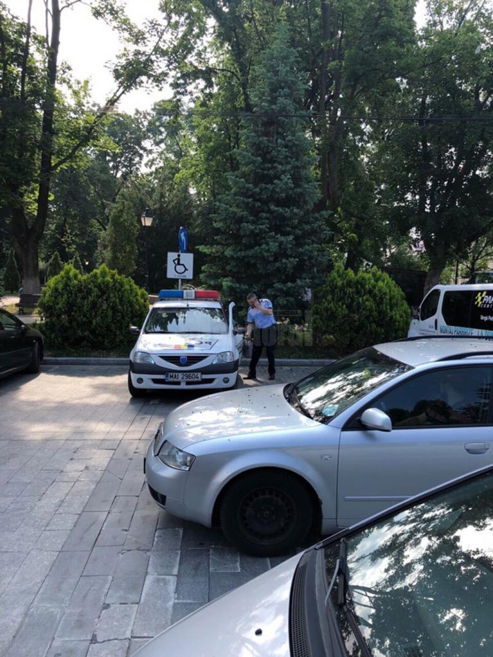 Un polițist a parcat pe cele două locuri pentru persoane cu handicap, în centrul Sucevei