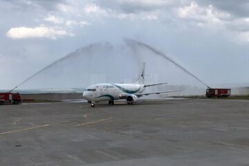 Avionul companiei turcești, care a aterizat la Suceava pentru a prelua turiștii către Bodrum, „a fost botezat” cu jeturile de apă, aruncate de două mașini de pompieri