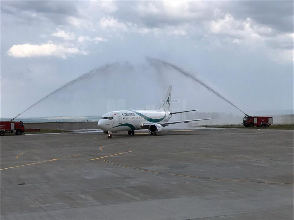 Avionul companiei turcești, care a aterizat la Suceava pentru a prelua turiștii către Bodrum, „a fost botezat” cu jeturile de apă, aruncate de două mașini de pompieri