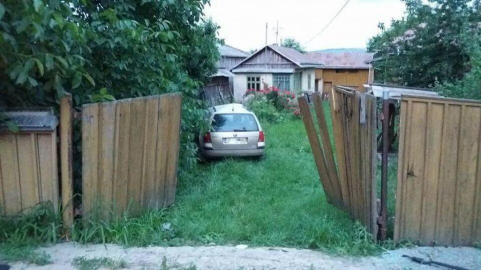 Șoferul, aflat în stare de ebrietate, a intrat cu mașina într-un stâlp de electricitate și apoi în curtea unei case. Foto:Ionel Curcan Șoferul, aflat în stare de ebrietate, a intrat cu mașina într-un stâlp de electricitate și apoi în curtea unei case. Foto:Ionel Curcan