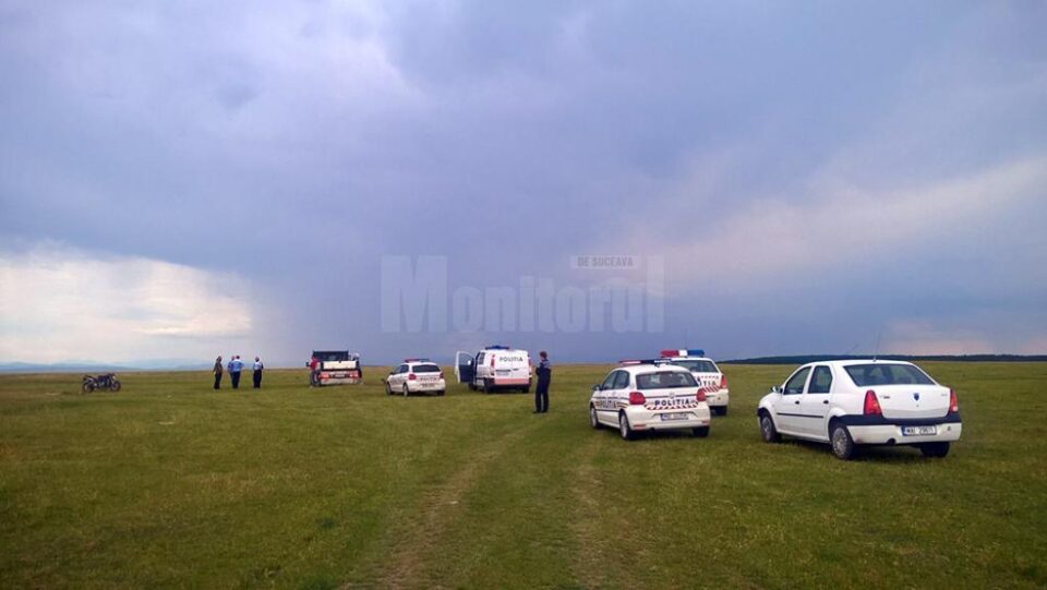 Pe timpul urmăririi, polițiștii au tras și cinci focuri de armă în plan vertical, însă motociclistul nu a oprit, în cele din urmă căzând de pe vehiculul pe două roți din cauza unei diferențe de nivel