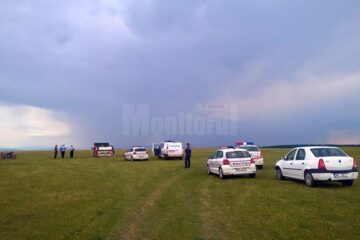 Pe timpul urmăririi, polițiștii au tras și cinci focuri de armă în plan vertical, însă motociclistul nu a oprit, în cele din urmă căzând de pe vehiculul pe două roți din cauza unei diferențe de nivel