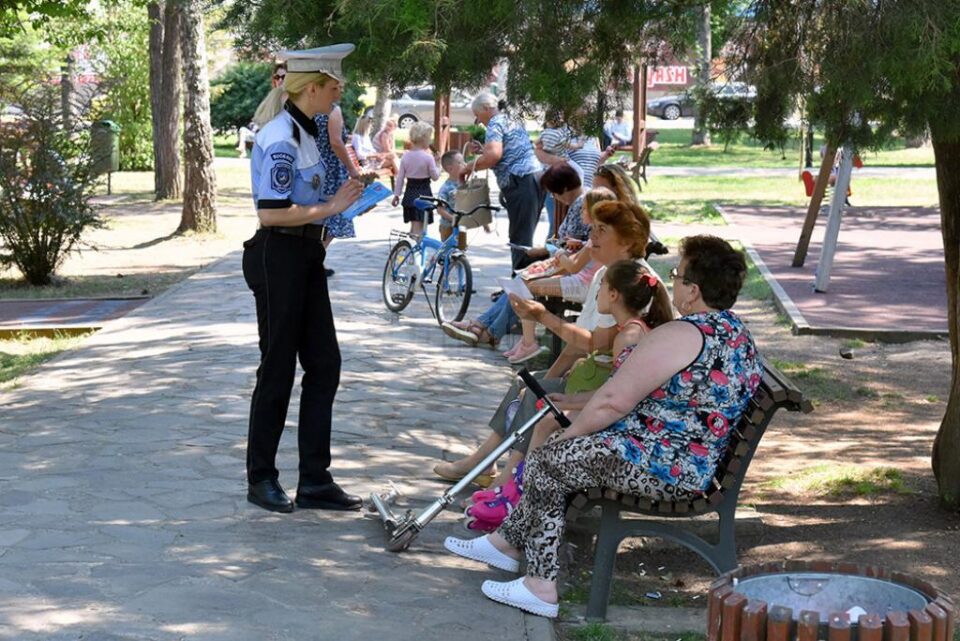 Politia Locală derulează o campanie de informare a cetățenilor cu privire la spațiile de joacă pentru copii