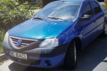 Autovehiculul este blindat cu folii aplicate pe mai toate geamurile, mai puțin pe parbriz