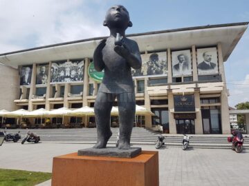 Emil Ursu: „Cu expoziția de sculptură pe esplanada Casei Culturii, Suceava se aliniază orașelor mari, în care acestea au loc în mod curent”