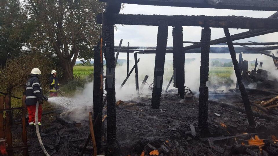 Incendiu puternic la o gospodărie din Horodnic de Sus