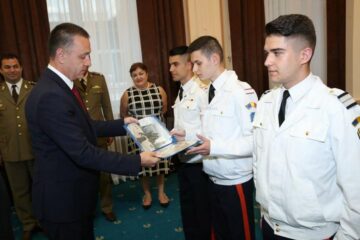 Andrei Alexandru Savin, primind un cadou din partea ministrului Mihai Fifor