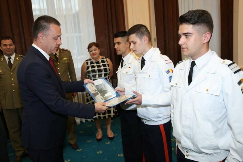 Andrei Alexandru Savin, primind un cadou din partea ministrului Mihai Fifor
