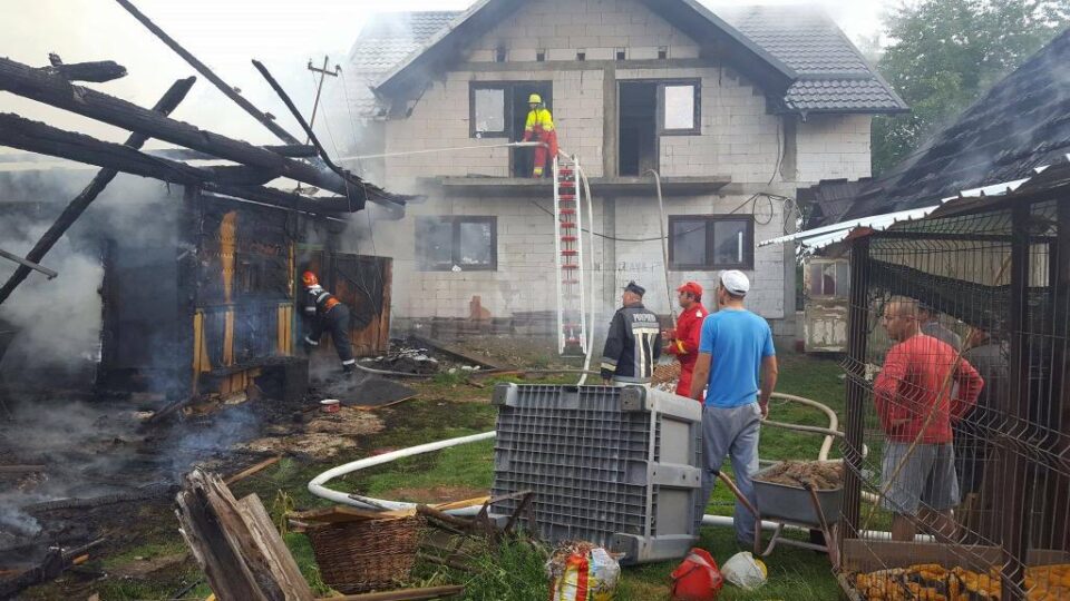 Incendiu puternic la o gospodărie din Horodnic de Sus