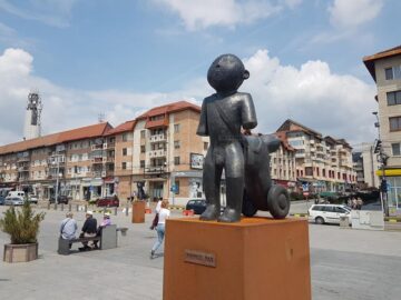 Emil Ursu: „Cu expoziția de sculptură pe esplanada Casei Culturii, Suceava se aliniază orașelor mari, în care acestea au loc în mod curent”