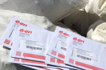 Facturi E.ON, recent emise, aruncate în buncăr, în zona din spate Bisericii "Sf. Andrei". Foto:Vlad Lucaciuc