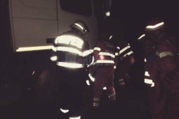 Șoferul unui tir a ajuns sub roțile mastodontului pe care îl conducea după ce a fost proiectat prin parbriz