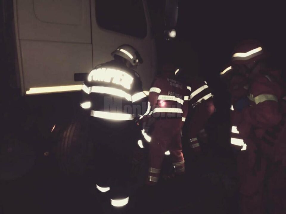 Șoferul unui tir a ajuns sub roțile mastodontului pe care îl conducea după ce a fost proiectat prin parbriz