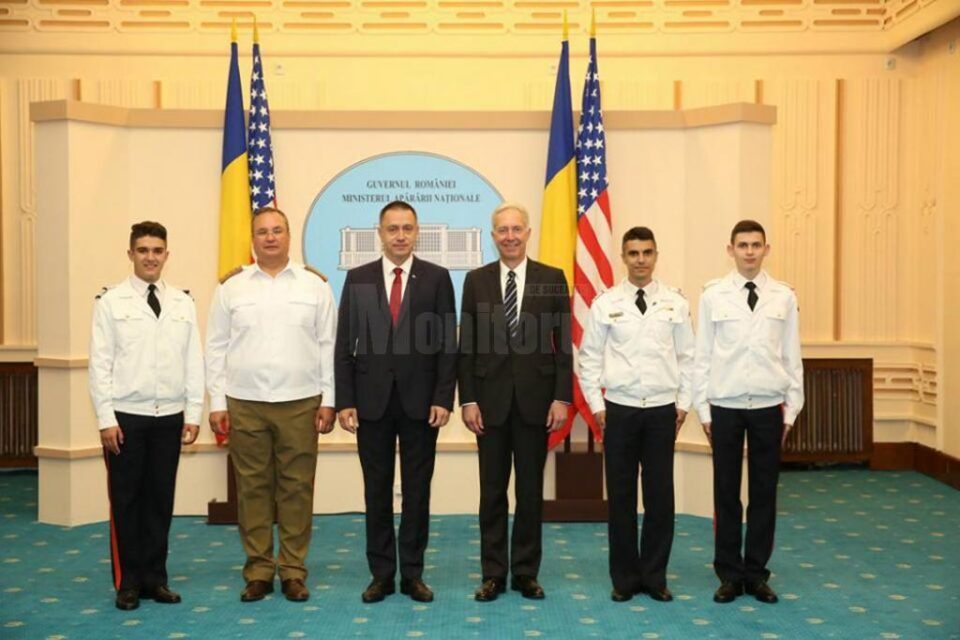Trei tineri din țară, felicitați de către ministrul Apărării Naționale, Mihai Fifor, și ambasadorul Statelor Unite ale Americii la București, Hans Klemm