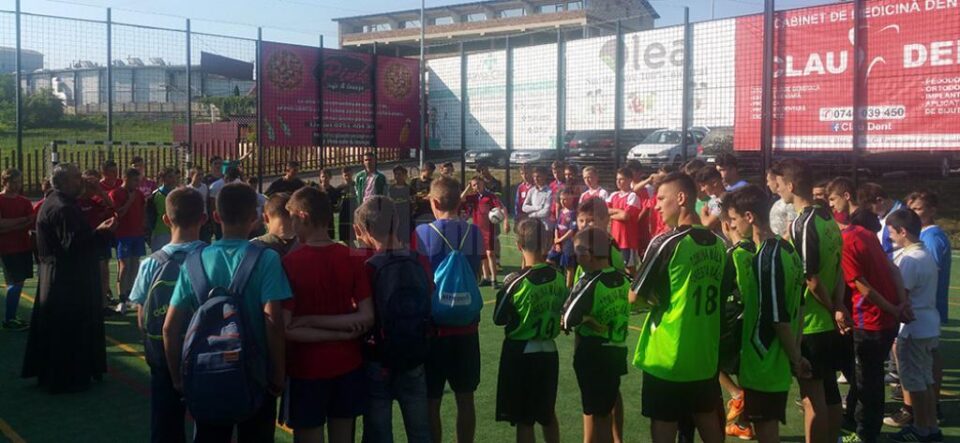 Zeci de copii au participat la turneul de fotbal organizat de Protopopiatul Fălticeni Zeci de copii au participat la turneul de fotbal organizat de Protopopiatul Fălticeni