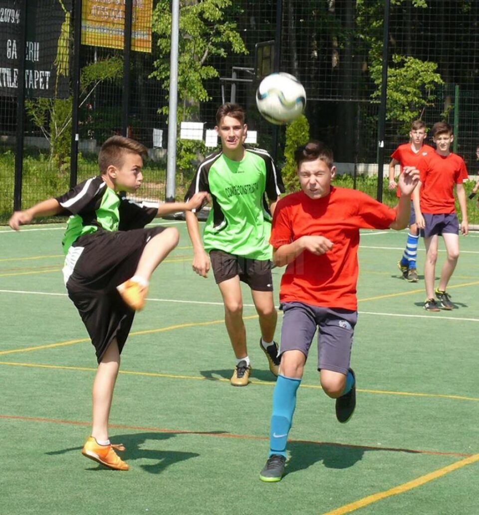 Zeci de copii au participat la turneul de fotbal organizat de Protopopiatul Fălticeni