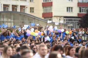 Studenții și universitarii i-au sărbătorit pe absolvenții promoției 2018
