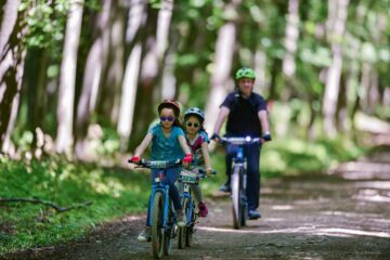 Sute de bicicliști participă sâmbătă la cel mai mare concurs mountain-bike din Bucovina, MTB Dragomirna powered by ASSIST