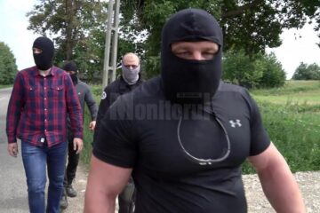 Momentul în care patru „mascați” se îndreaptă amenințător spre colegul nostru. Primul este cel care îl trage de mână