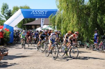 Sute de bicicliști participă sâmbătă la cel mai mare concurs mountain-bike din Bucovina, MTB Dragomirna powered by ASSIST