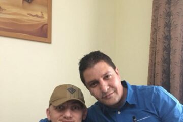 Dan Ciprian Sfichi (stânga) și polițistul criminalist Bogdan Bănică