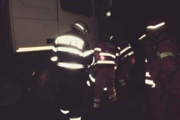 Accident grav, cu un șofer prins sub un trailer, în Pasul Tihuța
