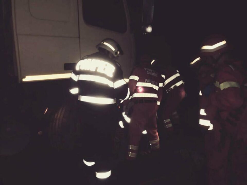 Accident grav, cu un șofer prins sub un trailer, în Pasul Tihuța