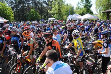 Sute de bicicliști participă sâmbătă la cel mai mare concurs mountain-bike din Bucovina, MTB Dragomirna powered by ASSIST