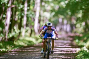 Sute de bicicliști participă sâmbătă la cel mai mare concurs mountain-bike din Bucovina, MTB Dragomirna powered by ASSIST