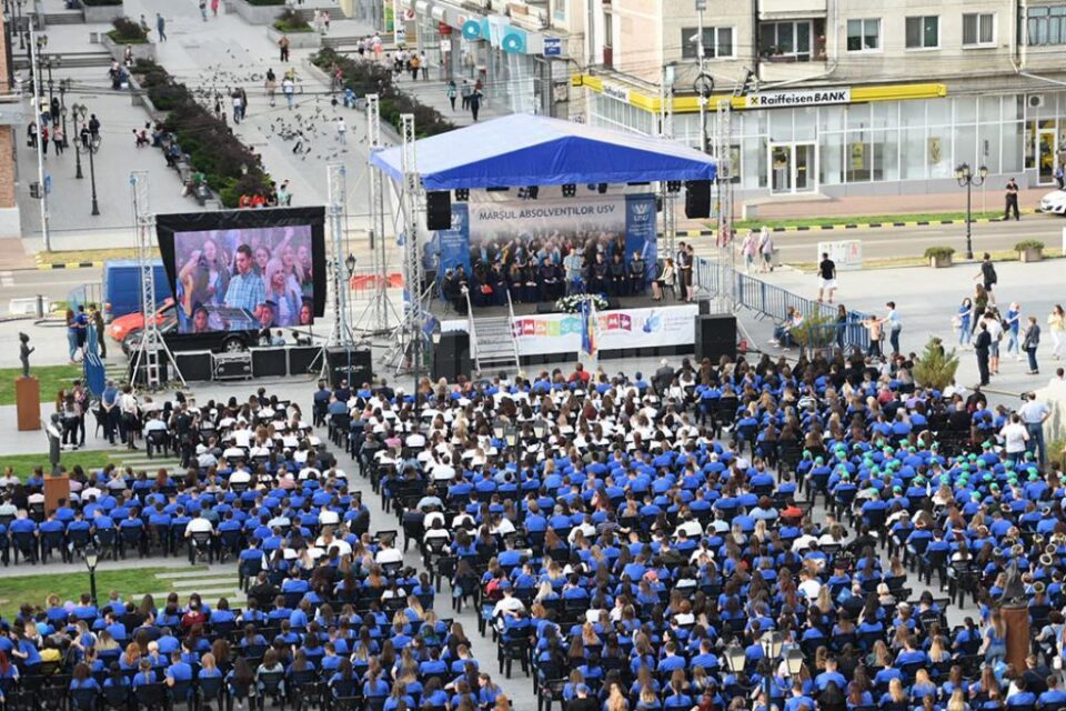 Studenții și universitarii au ieșit din campus și i-au sărbătorit pe absolvenții promoției 2018