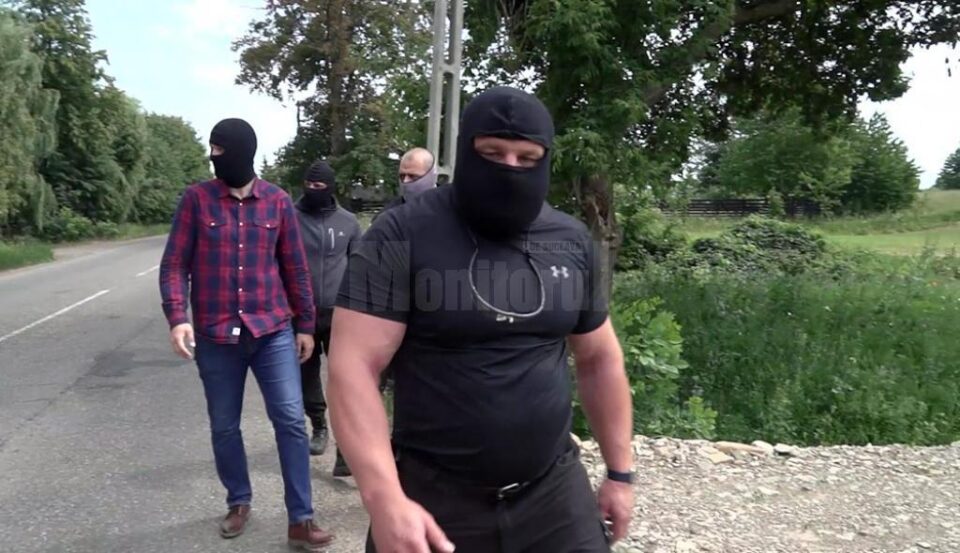 Ziariști amenințați și bruscați golănește de oamenii legii în timpul unui exercițiu antitero care s-a vrut ferit de ochii lumii
